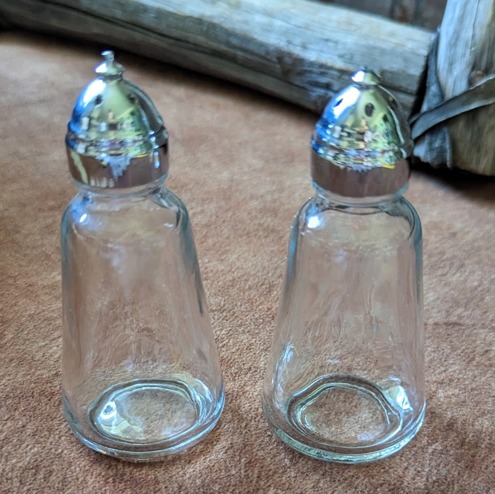 Vintage Clear Glass Salt & Pepper Shakers With Silver Lids - Picture 7 of 7